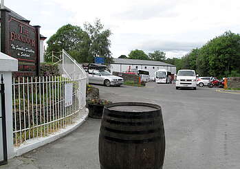 Edradour visitor parking lot and bottling plant&nbsp;uploaded by&nbsp;Ben, 07. Feb 2106