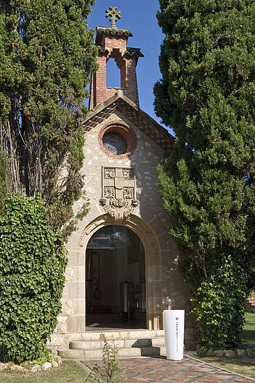 Eingang zur ehemaligen Kirche und heutigen Brennerei