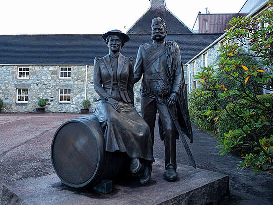 Glenfiddich Brennerei mit Statue der Gründer