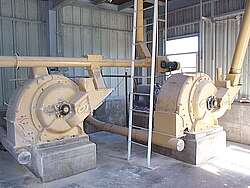 Hier sind die zwei Hammermühlen der amerikanischen Brennerei Four Roses zu sehen.