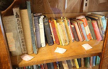 Old bookshelf&nbsp;uploaded by&nbsp;Ben, 07. Feb 2106