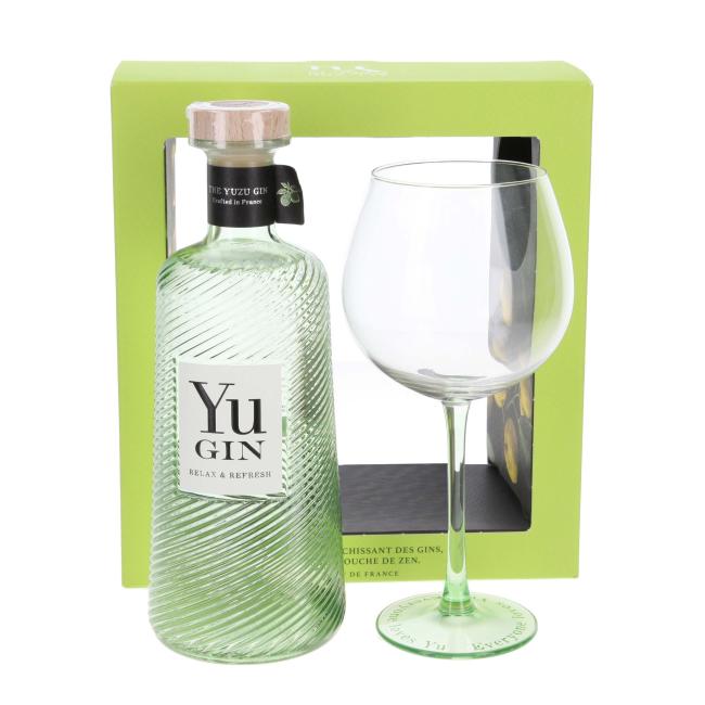 Yu Gin with glass 