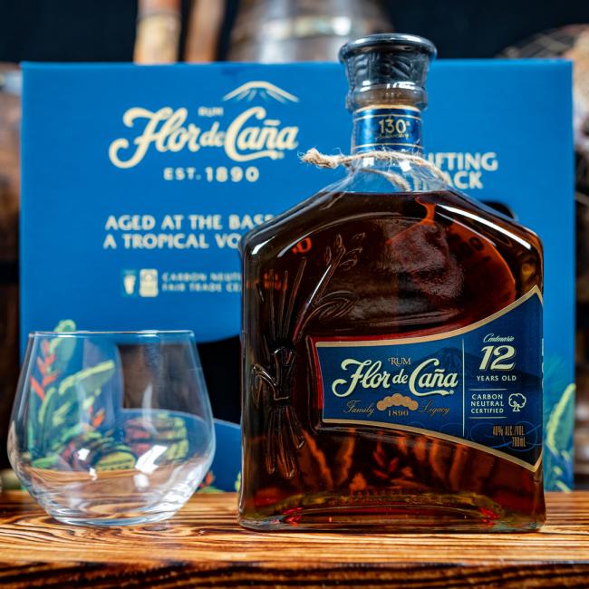 Flor de Caña Centenario Rum mit 2 Gläsern 