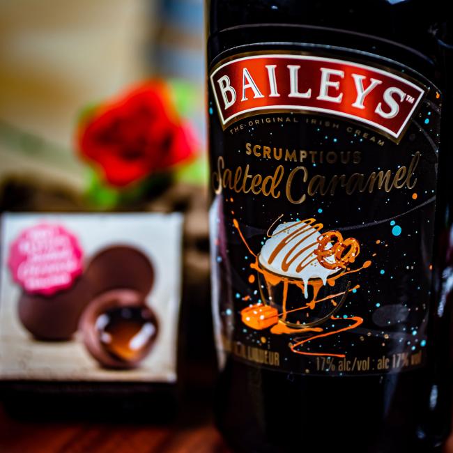 Baileys Salted Caramel mit Pralinen gratis 